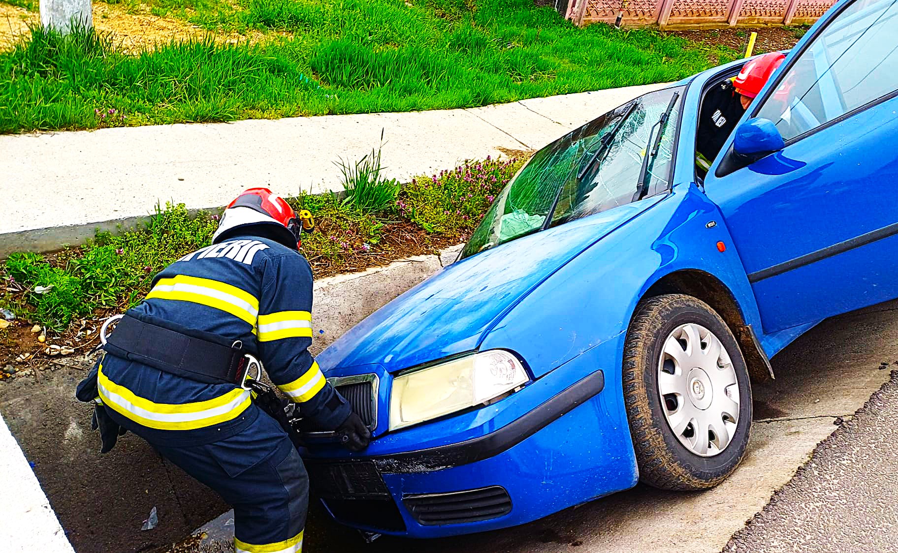 Accident în Argeș! Mașină izbită de un cap de pod
