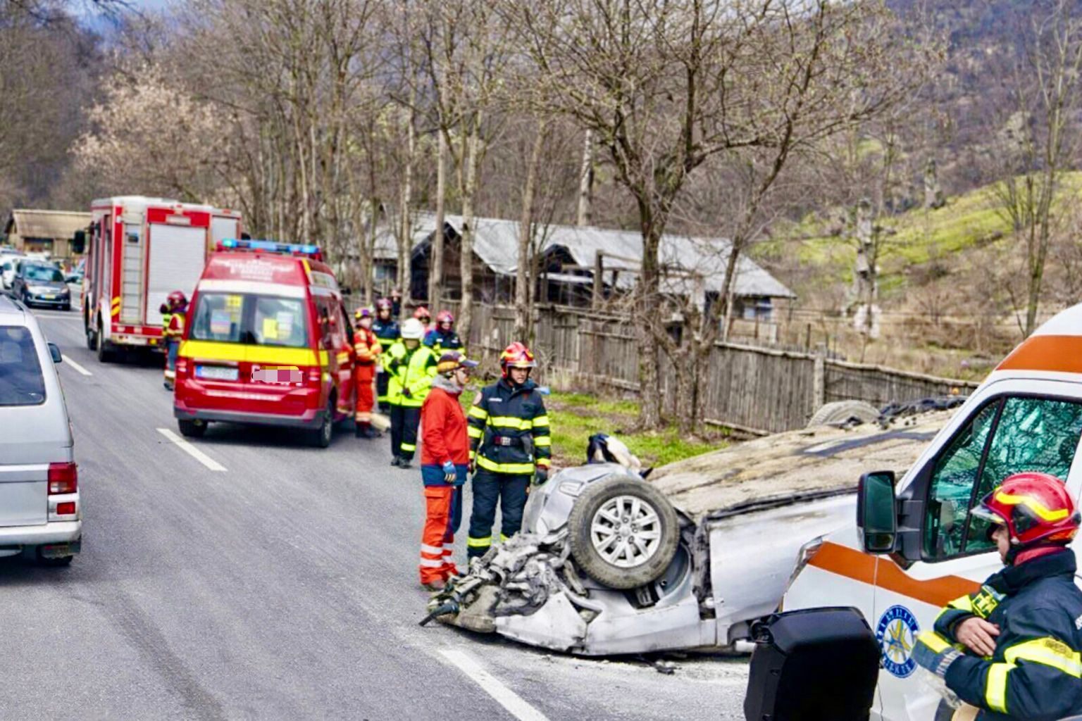 Accident violent pe Valea Oltului! O mașină, răsturnată!