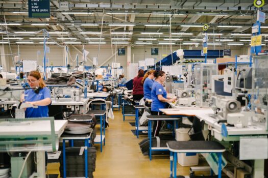 Cutremur în Argeș: după Dacia, încă două fabrici concediază sute de angajați