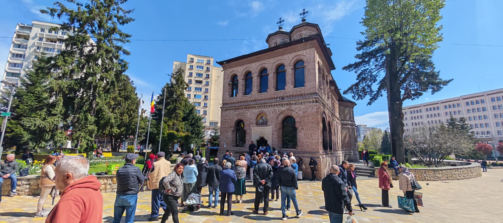 Pitești: Coadă la biserică în Centru