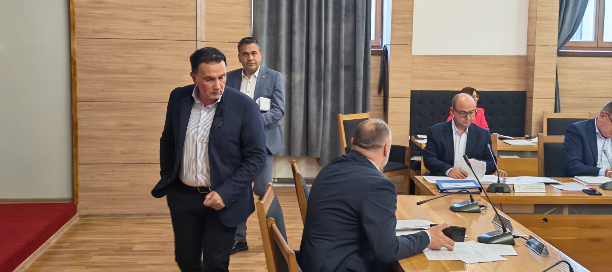 Se joacă dur pentru funcția de viceprimar! PNL vrea să iasă din sală, candidatul AUR pornește favorit