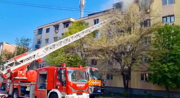 Incendiu puternic la un apartament! Zeci de persoane s-au evacuat