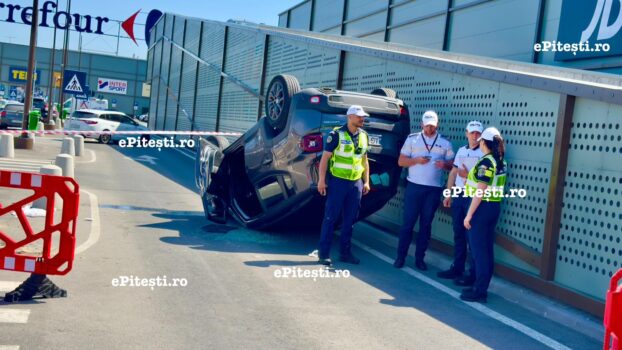 Accident grav în Pitești: Mașină răsturnată în parcare la Argeș Mall