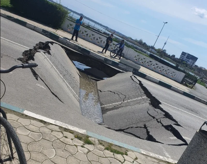 Pericol major! Stradă surpată, acces interzis în zonă!
