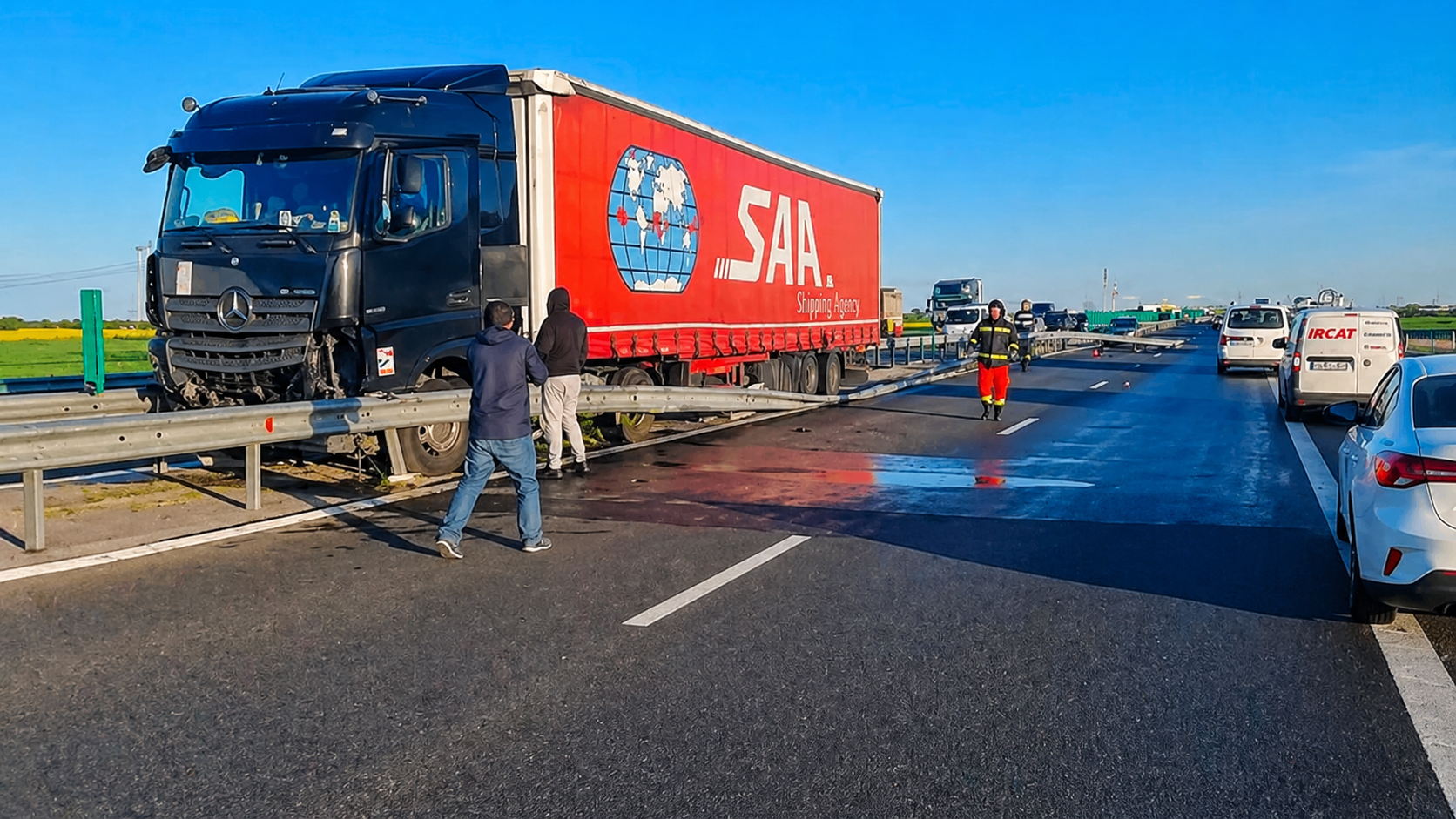 TIR scăpat de sub control pe autostradă! Trafic dat peste cap - VIDEO