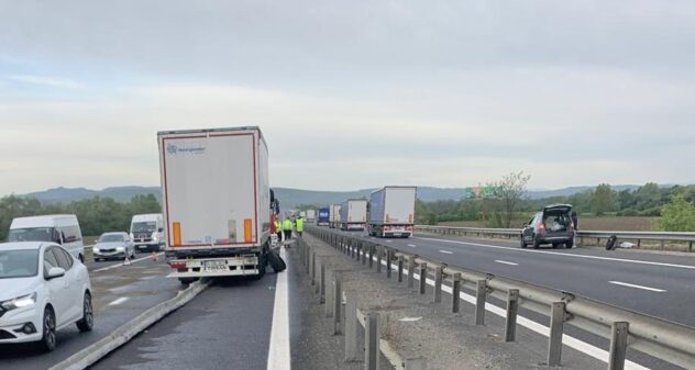 Pericol maxim pe Autostrada A1! TIR proiectat pe contrasens