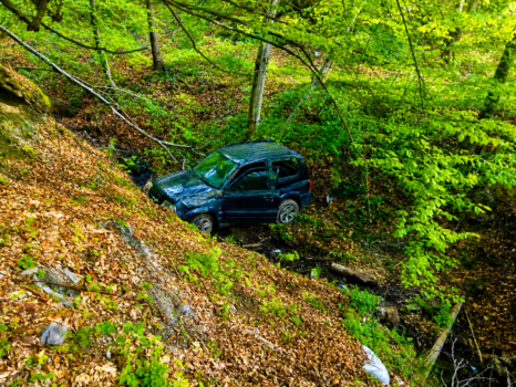 Accident grav în Argeș: Mașină căzută într-o râpă