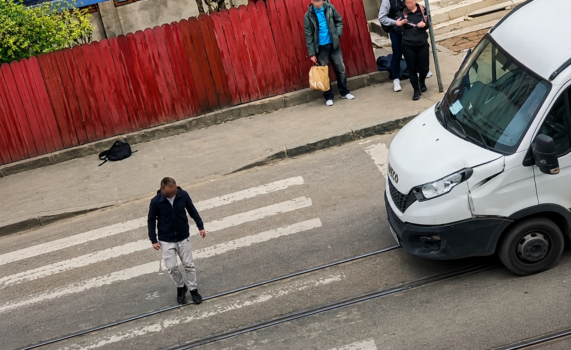 Un puștan a scos șoferii din minți, după ce a blocat tot traficul