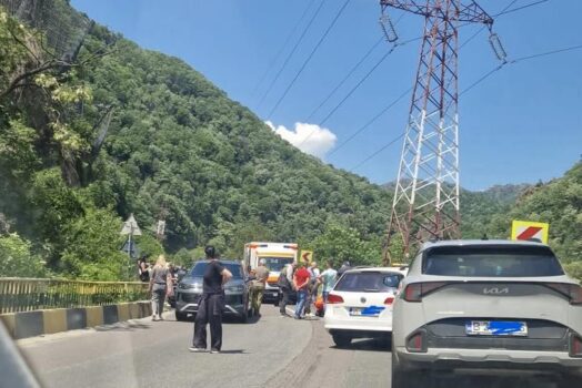 Trafic paralizat pe DN7 Pitești-Sibiu: Motociclist rănit în accident