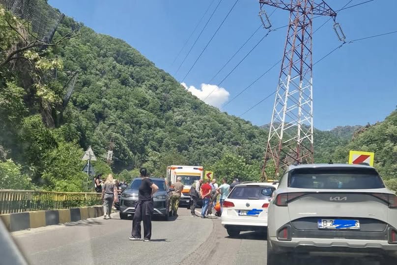 Trafic paralizat pe DN7 Pitești-Sibiu: Motociclist rănit în accident