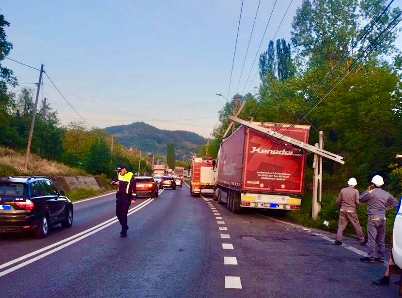A intrat cu TIR-ul într-un stâlp electric pe DN7!