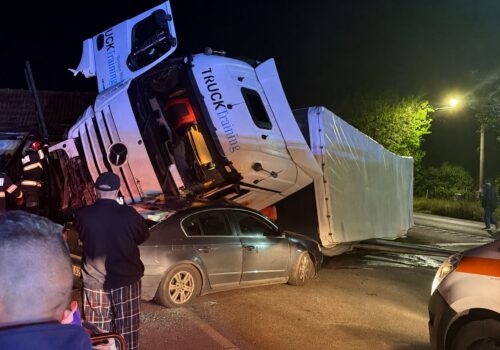 Accident cum rar vezi pe DN7! TIR răsturnat peste mașină!