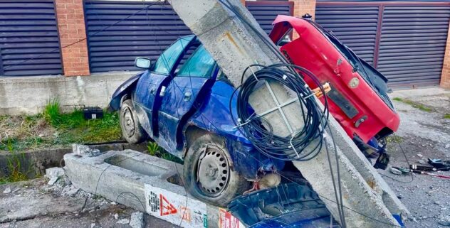 Accident cumplit în Argeș! Un bărbat de 35 de ani a murit după ce a intrat cu mașina într-un stâlp