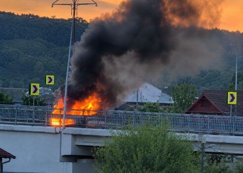 Flăcări uriașe pe A1, spre Curtea de Argeș! Arde o mașină!