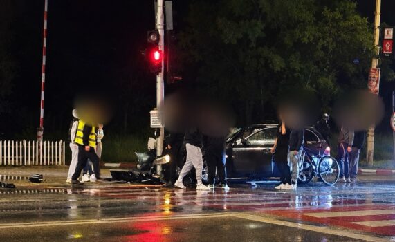 Pitești. Accident grav, lângă Auchan: A intrat în stâlp cu mașina!