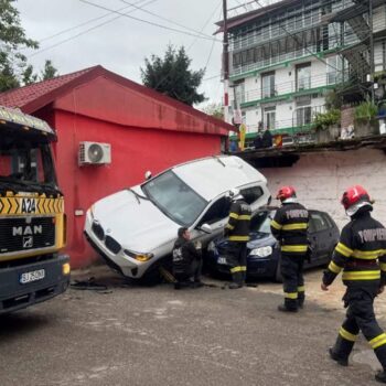 O doctorița de 74 de ani a “ zburat” cu mașina în curtea Ambulanței