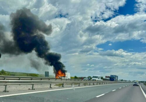 News Alert! Dubă în flăcări pe A1 București-Pitești