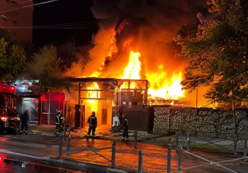 Restaurant în flăcări! Persoane evacuate!