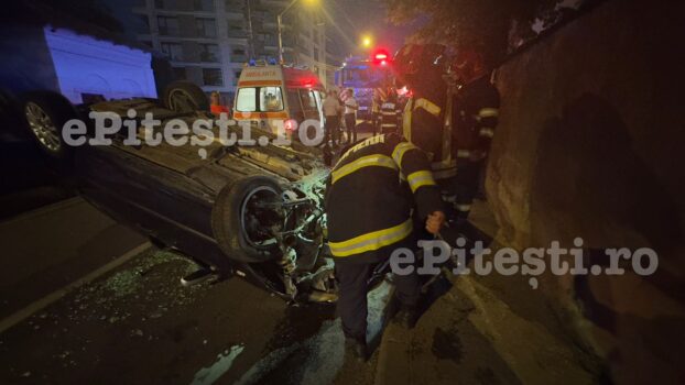 Accident grav pe strada Smeurei din Pitești! Un Volkswagen Golf s-a răsturnat