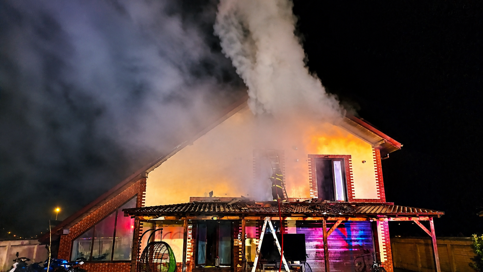 Argeș: Le-a luat foc vila de la trăsnet