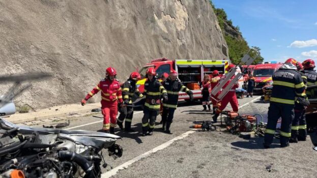 Polițist mort într-un accident cumplit! Un pompier, printre răniți