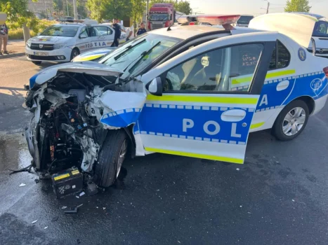 Teroare pe străzi: Șofer fugar a lovit autospeciala Poliției și a rănit un agent după o urmărire ca-n filme