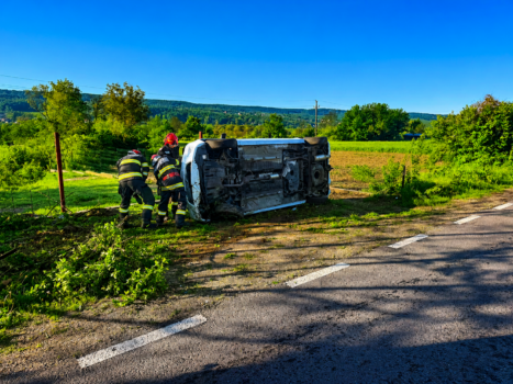 Accident în Argeș: Mașină răsturnată, un bărbat a ajuns la spital