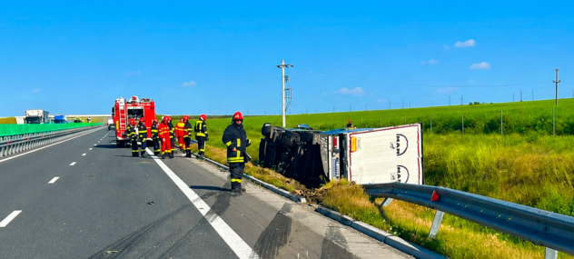 Circulație închisă pe DEx12 Pitești – Craiova: TIR răsturnat în decor
