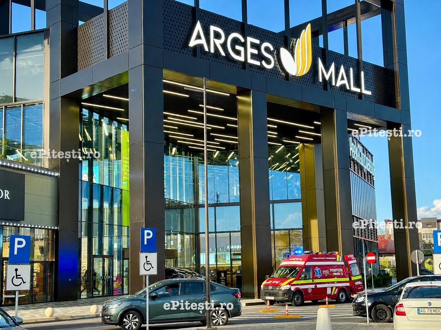Clipe de groază la Argeș Mall Pitești! Un puști s-a prăbușit brusc - Imagini EXCLUSIVE