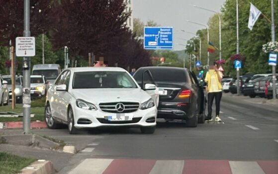 Două mașini Mercedes s-au lovit, în Pitești