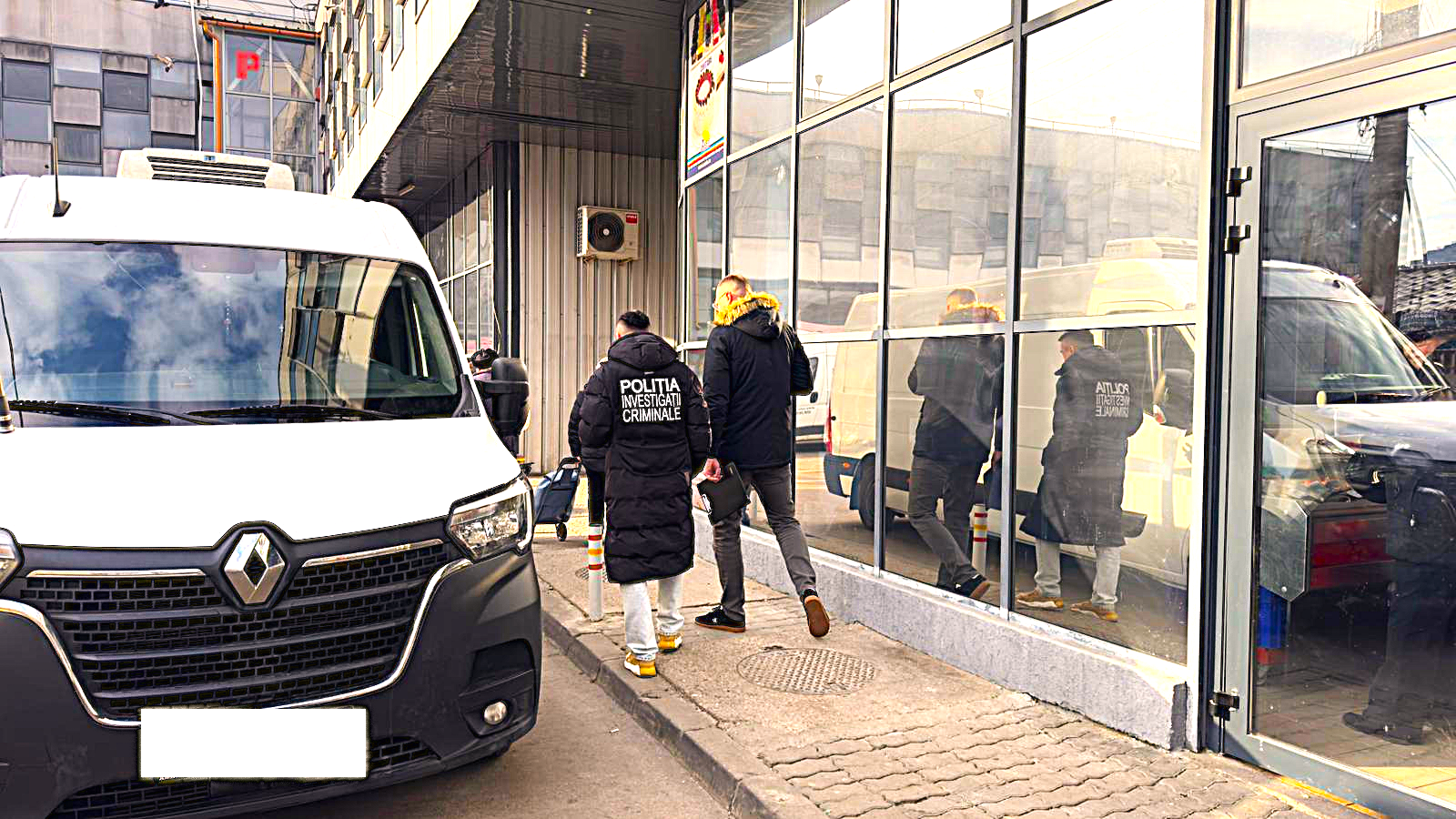 Pitești: Poliția „lovește” în mafia țigărilor din Piața Ceair!