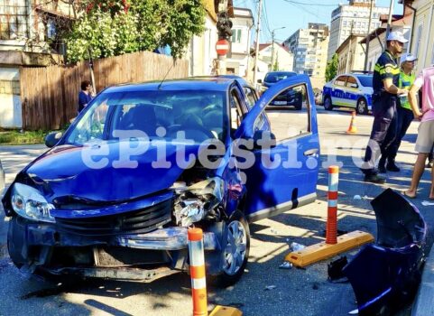Accident în Pitești, ACUM! Două mașini s-au bușit violent