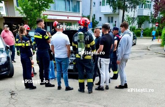 Pitești. O mașină a luat foc în mers!