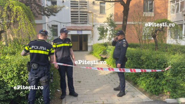 Scena dramatice! Un bărbat a sărit pe geam dintr-un apartament în flăcări, la Pitești