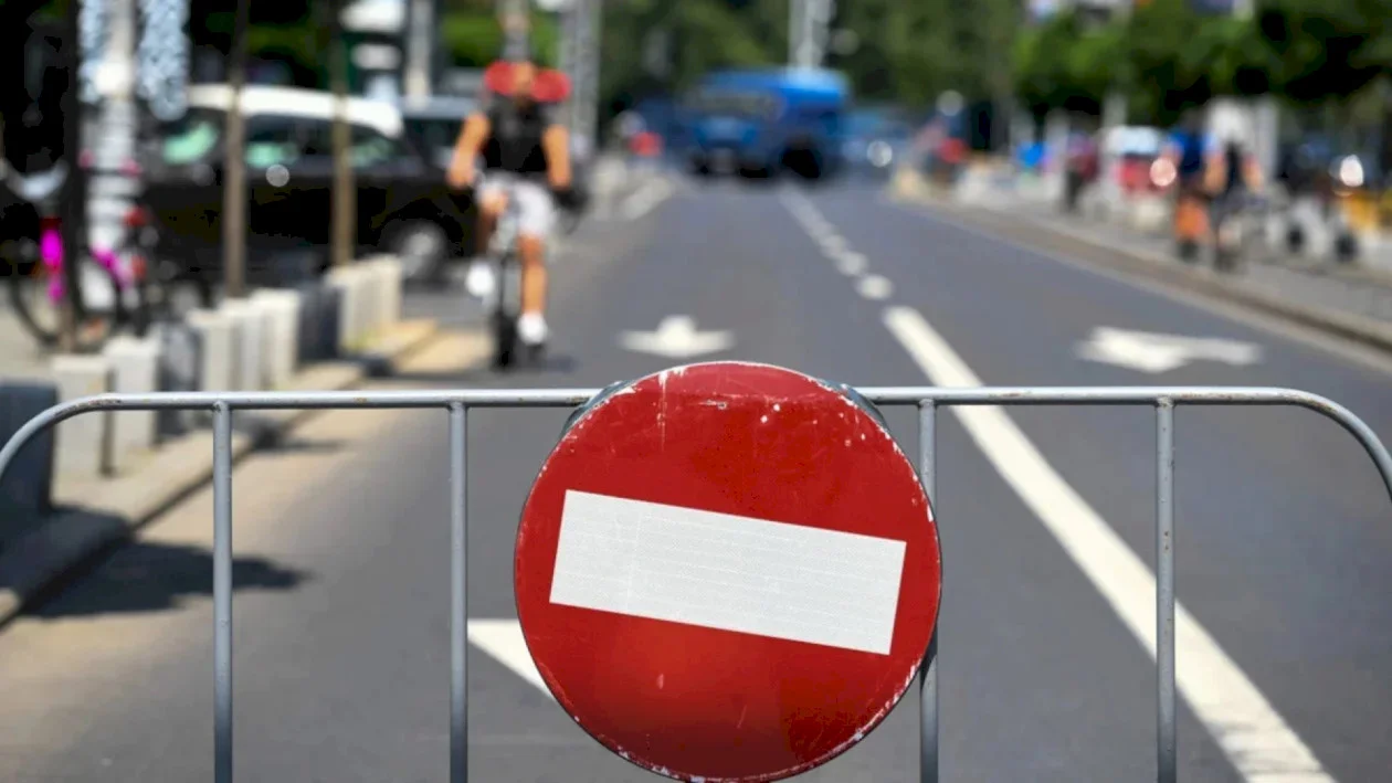 Mai multe străzi blocate duminică
