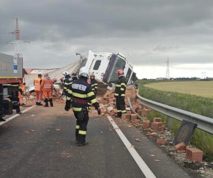 Accident extrem de grav: TIR răsturnat peste o mașină! Un bărbat a murit pe loc