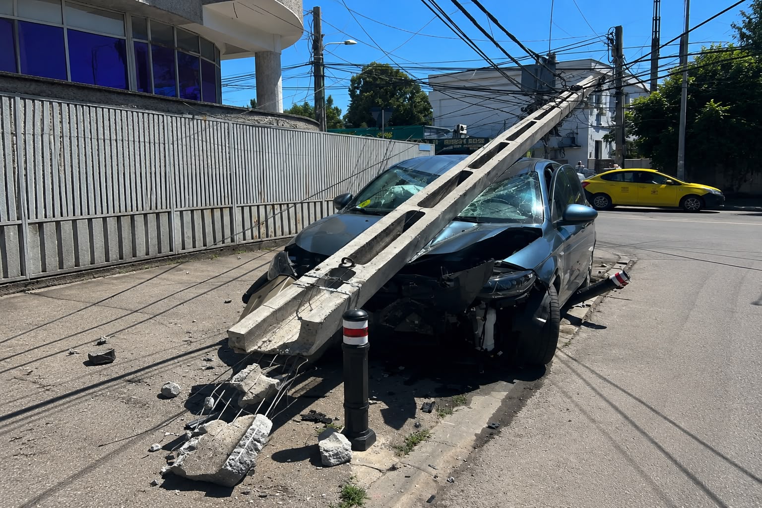 O începătoare de 19 ani și-a făcut zob Mercedesul de lux într-un stâlp