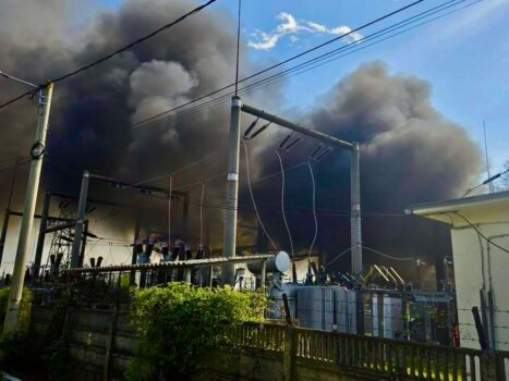 Alertă gravă! Fum gros, zeci de persoane evacuate!