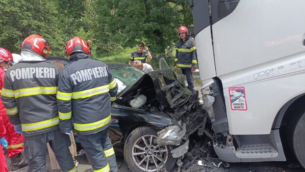 Accident mortal! Un BMW s-a izbit frontal de un TIR