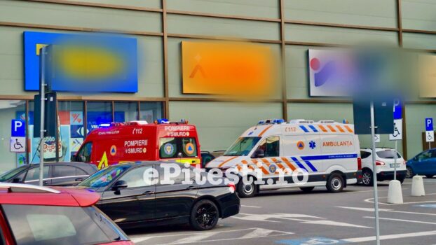 Scene de groază la mall! A intrat cu taxiul într-un grup de persoane!