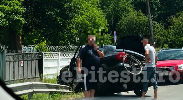 Mașină răsturnată la Bascov. Trafic blocat spre Vâlcea