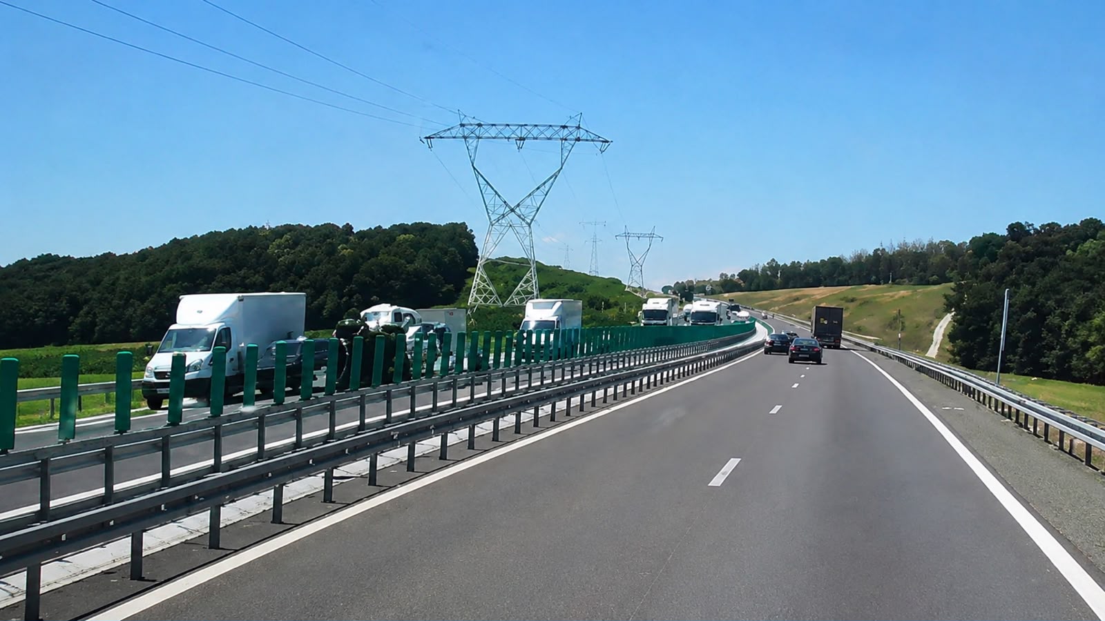 Accident pe DEx12, sensul Craiova–Pitești: Două autoturisme implicate, SMURD și descarcerarea la fața locului
