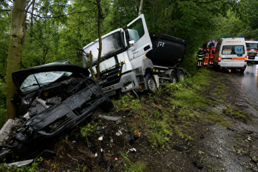 Poliția Argeș: Accident grav între un autoturism și un autocamion
