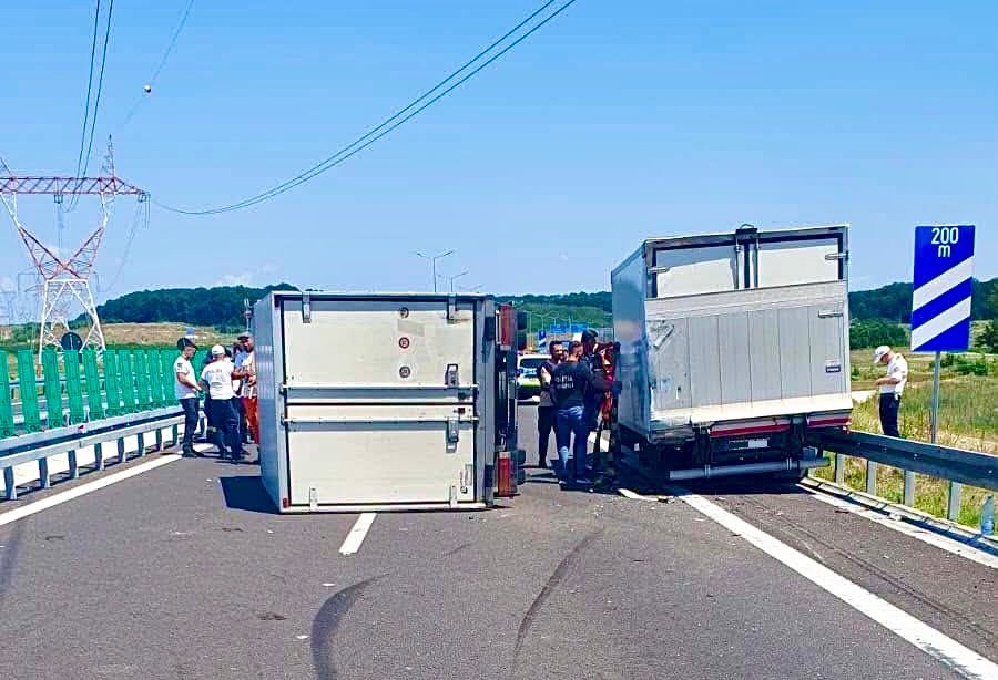 Primele imagini cu accidentul de pe DEx, spre Pitești! Dubă răsturnată!