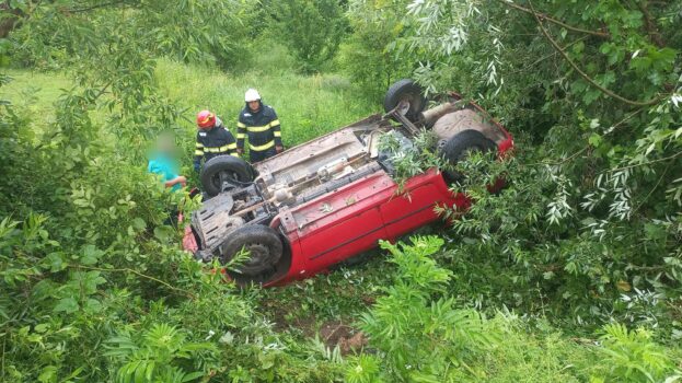 Accident grav în Argeș: S-a răsturnat cu mașina și a ajuns în decor
