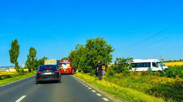 Accident cu șapte persoane implicate. Șoferul microbuzului a murit
