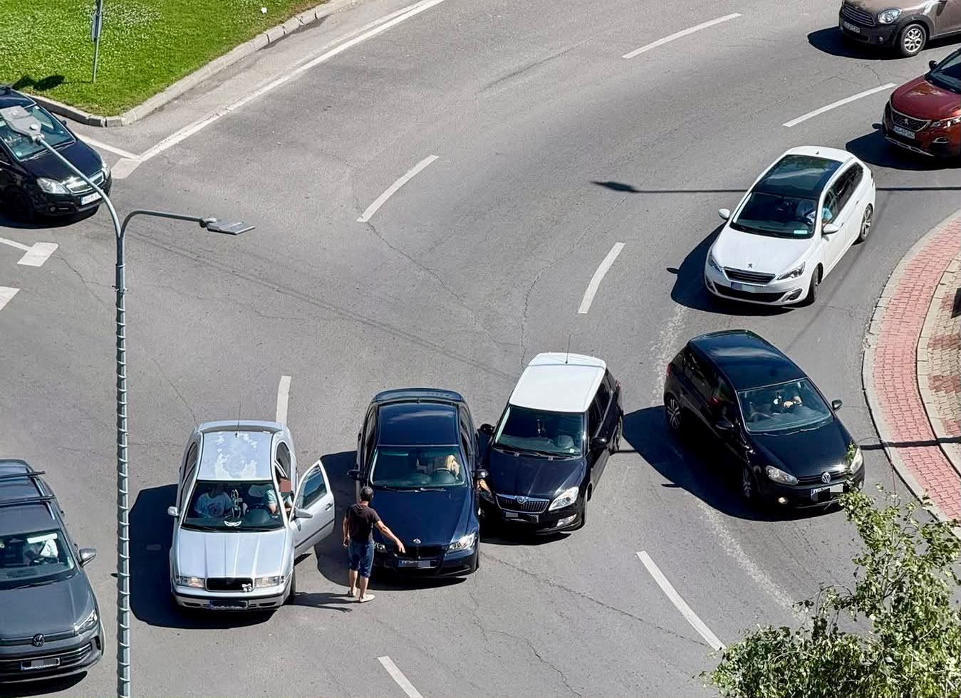 Accident în giratoriul de la Ramada din Pitești. Cine este vinovat?