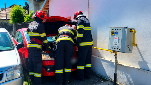 Mașină scăpată de sub control, accident în Argeș: s-a izbit de un panou de gaz