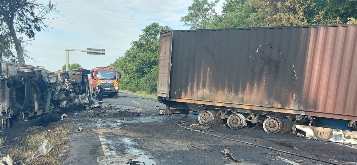 Accident de deosebit de grav! Două TIR-uri au ars ca niște torțe după un impact violent