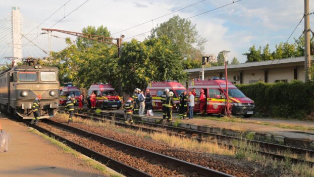 O femeie și un copil de 5 ani, loviți de tren! Final tragic